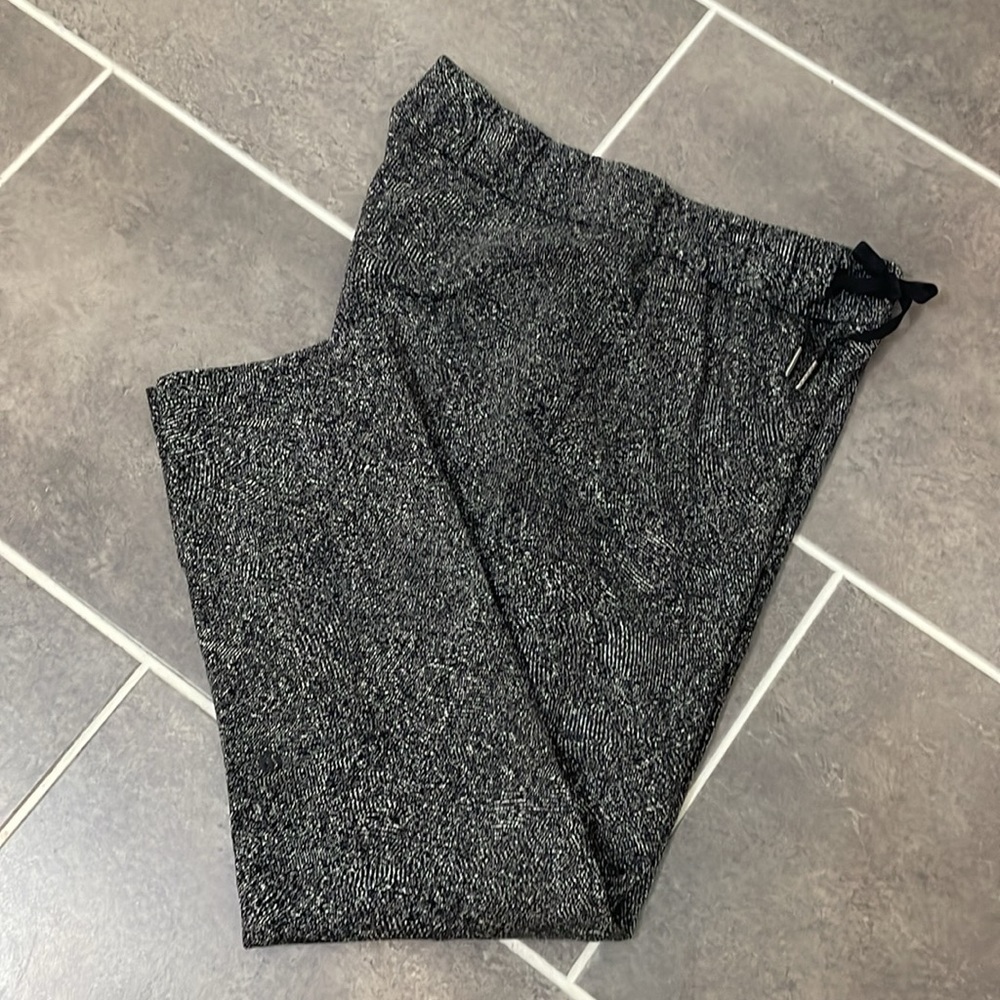 Lululemon On The Fly Pant *28"‎ size 6
Feathered Jacquard Black White / Black